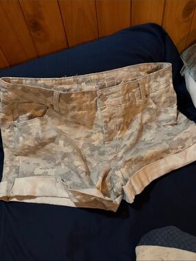 Size 18 camo shorts